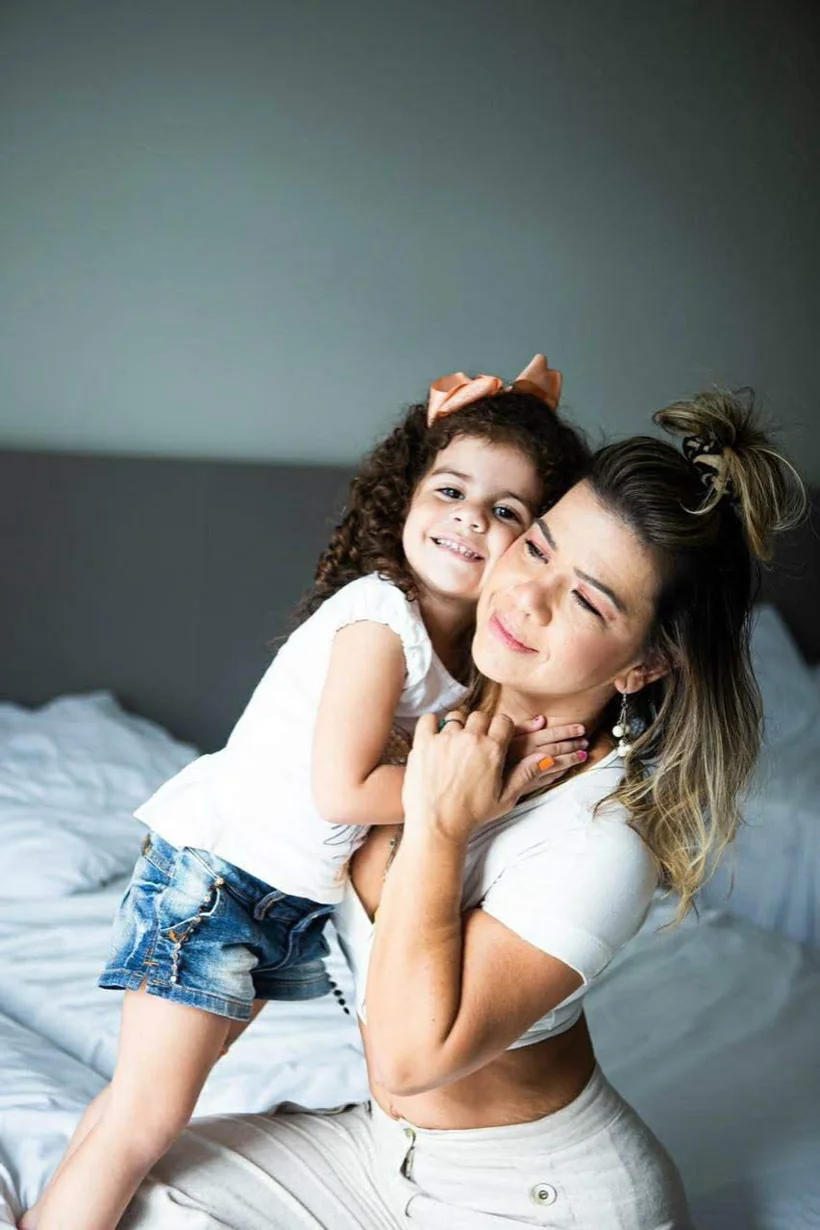 Mãe e filha em momento de acolhimento e afeto